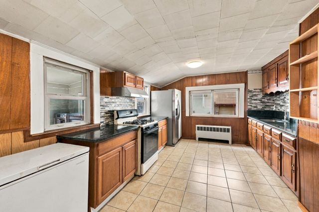 125 Maywood St, Worcester, MA 01603