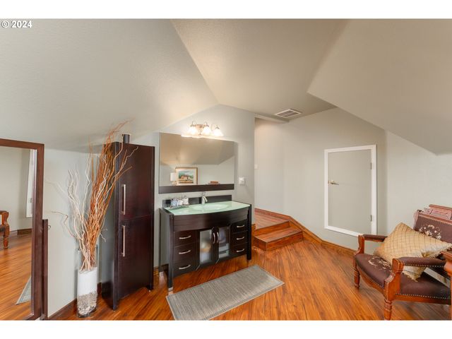 317 AKER Dr, Myrtle Creek, OR 97457