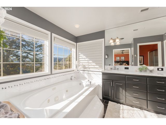 317 AKER Dr, Myrtle Creek, OR 97457