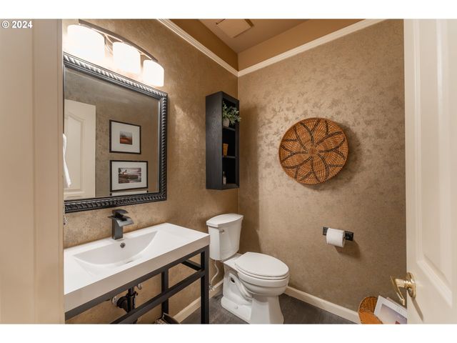 317 AKER Dr, Myrtle Creek, OR 97457