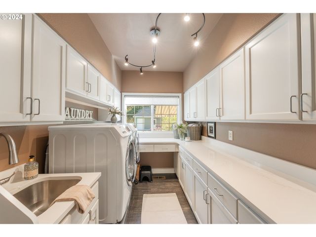317 AKER Dr, Myrtle Creek, OR 97457