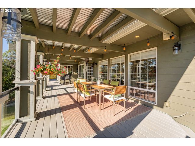 317 AKER Dr, Myrtle Creek, OR 97457