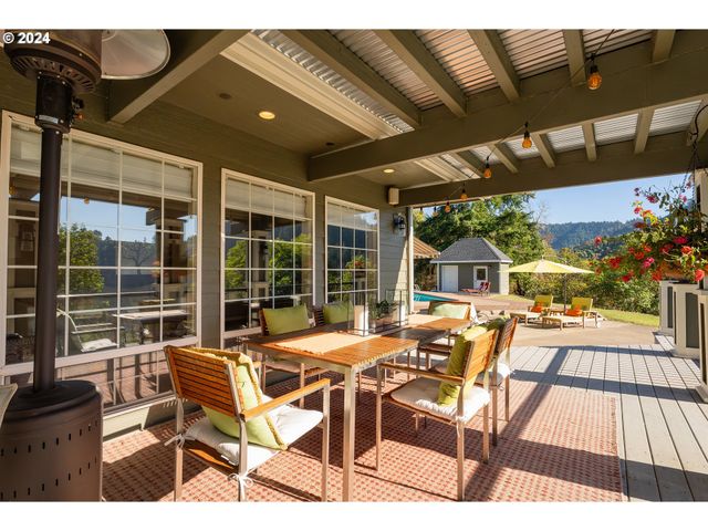 317 AKER Dr, Myrtle Creek, OR 97457