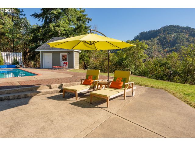 317 AKER Dr, Myrtle Creek, OR 97457