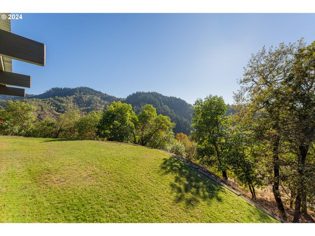 317 AKER Dr, Myrtle Creek, OR 97457