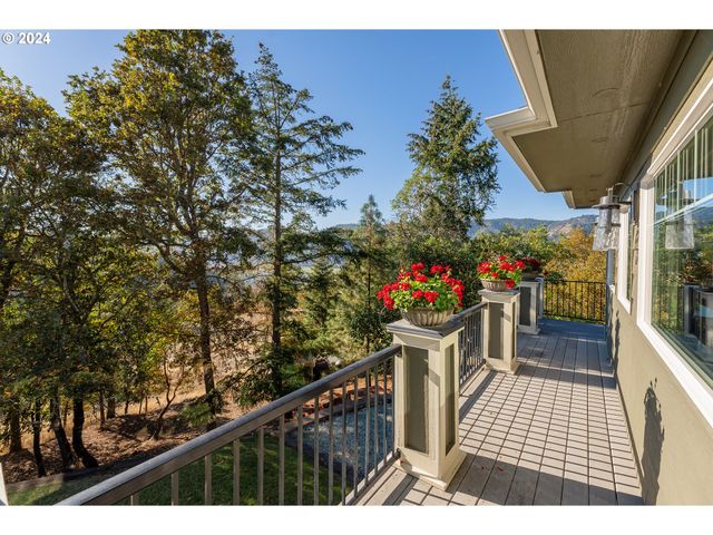 317 AKER Dr, Myrtle Creek, OR 97457