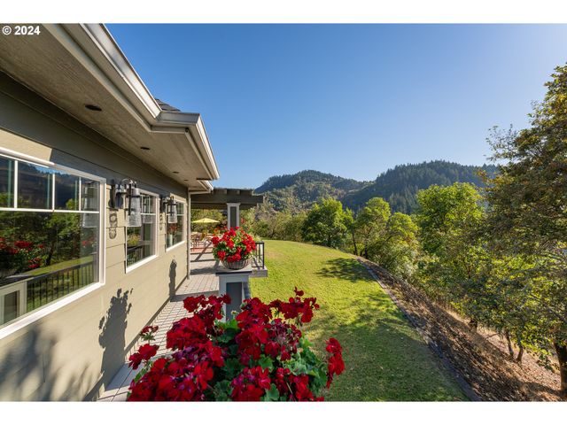 317 AKER Dr, Myrtle Creek, OR 97457