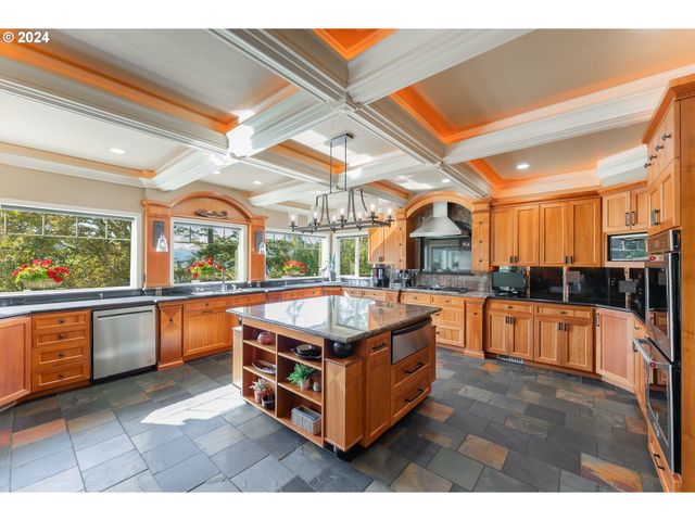 317 AKER Dr, Myrtle Creek, OR 97457