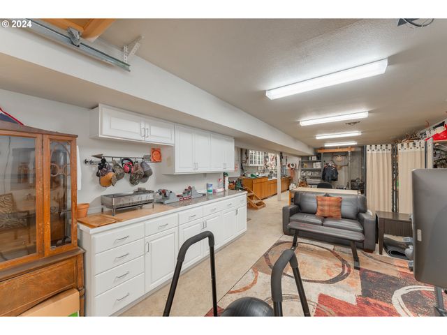 317 AKER Dr, Myrtle Creek, OR 97457