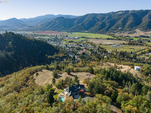 317 AKER Dr, Myrtle Creek, OR 97457