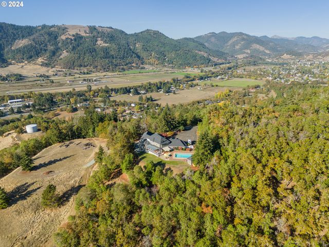 317 AKER Dr, Myrtle Creek, OR 97457