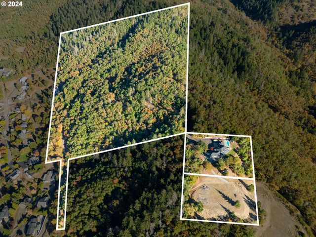 317 AKER Dr, Myrtle Creek, OR 97457