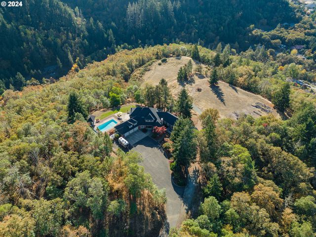 317 AKER Dr, Myrtle Creek, OR 97457