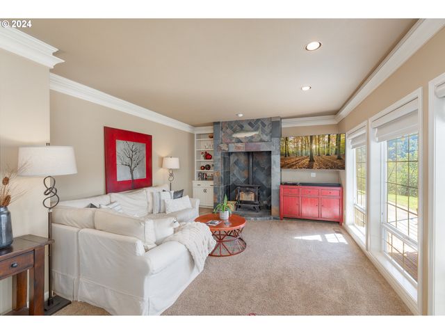 317 AKER Dr, Myrtle Creek, OR 97457