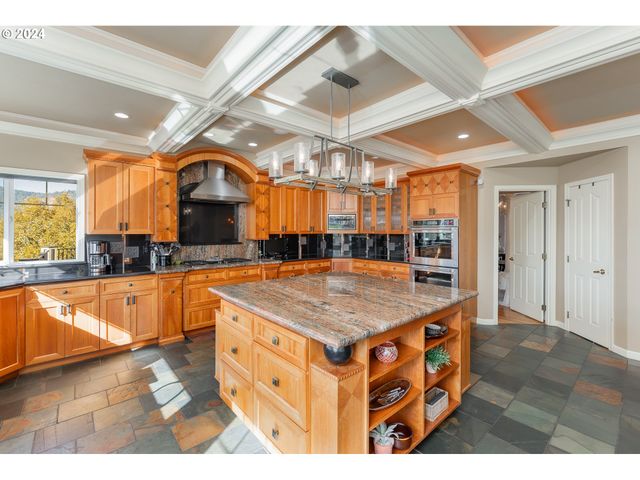 317 AKER Dr, Myrtle Creek, OR 97457