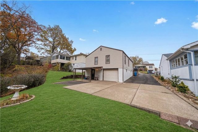 420 Violet Dr, Lower Burrell, PA 15068