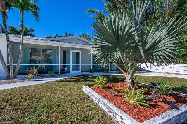 28 Constitution DR, Naples, FL 34112
