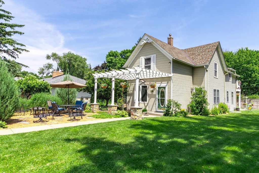 2416 Lexington Avenue N, Roseville, MN 55113