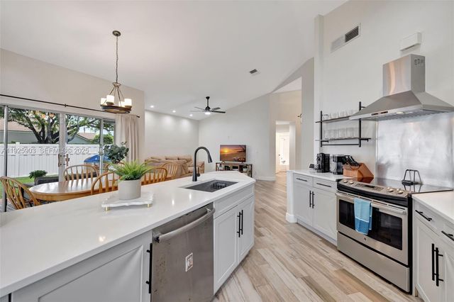 396 Bedford Ave, Weston, FL 33326