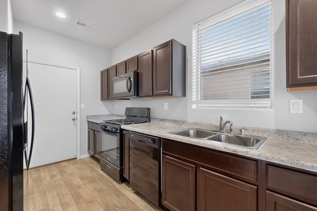 23 Hermanos Loop, Los Lunas, NM 87031