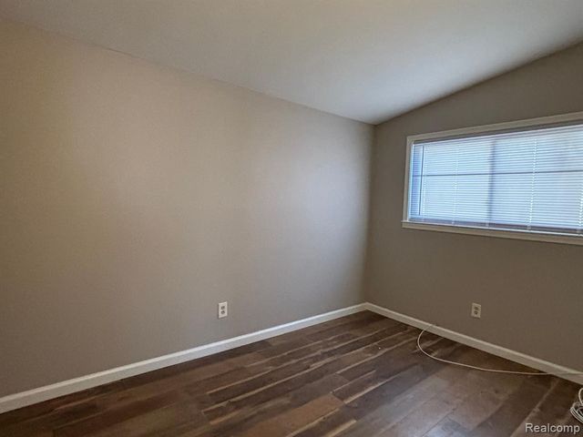 1333 E George Avenue, Hazel Park, MI 48030