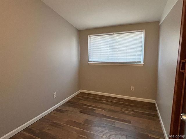 1333 E George Avenue, Hazel Park, MI 48030