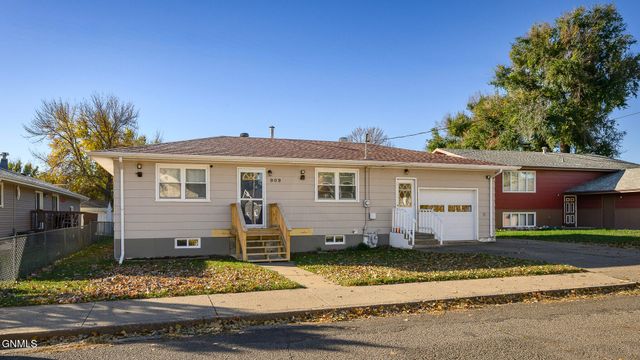 909 1st Street SE, Mandan, ND 58554 property photo