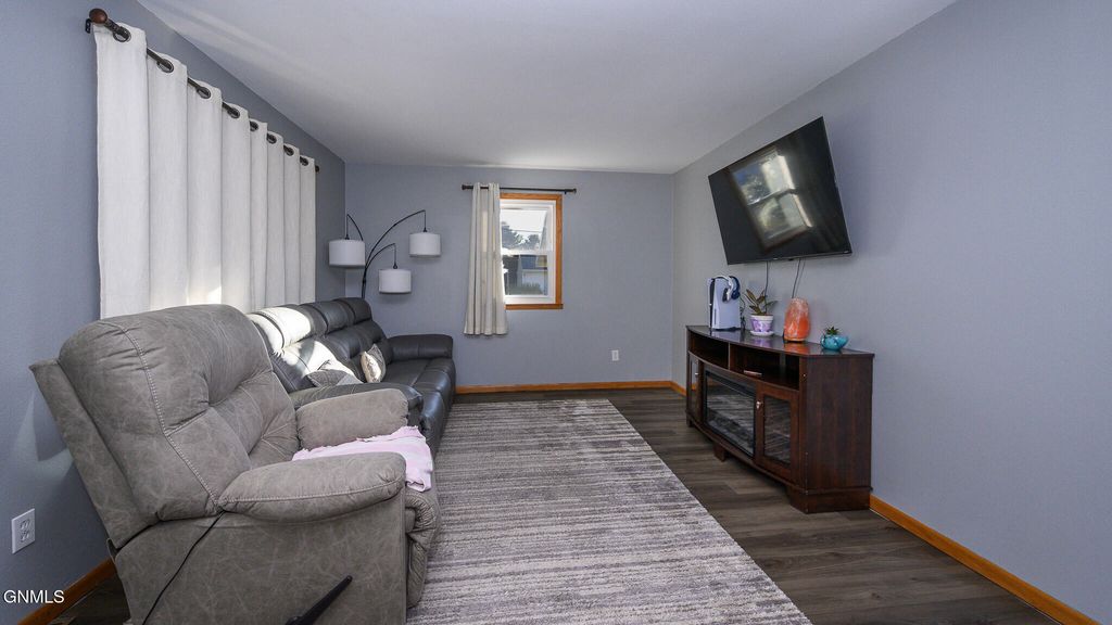 909 1st Street SE, Mandan, ND 58554 photo 2