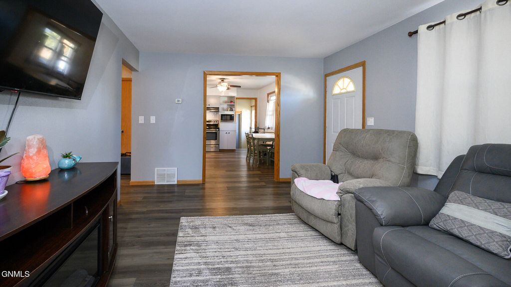 909 1st Street SE, Mandan, ND 58554 photo 3