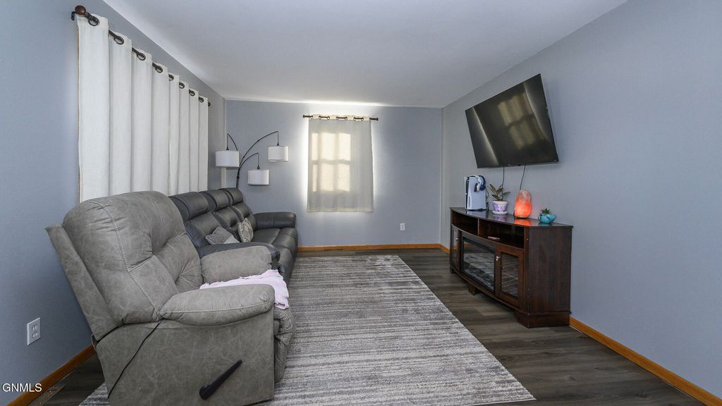 909 1st Street SE, Mandan, ND 58554 photo 4
