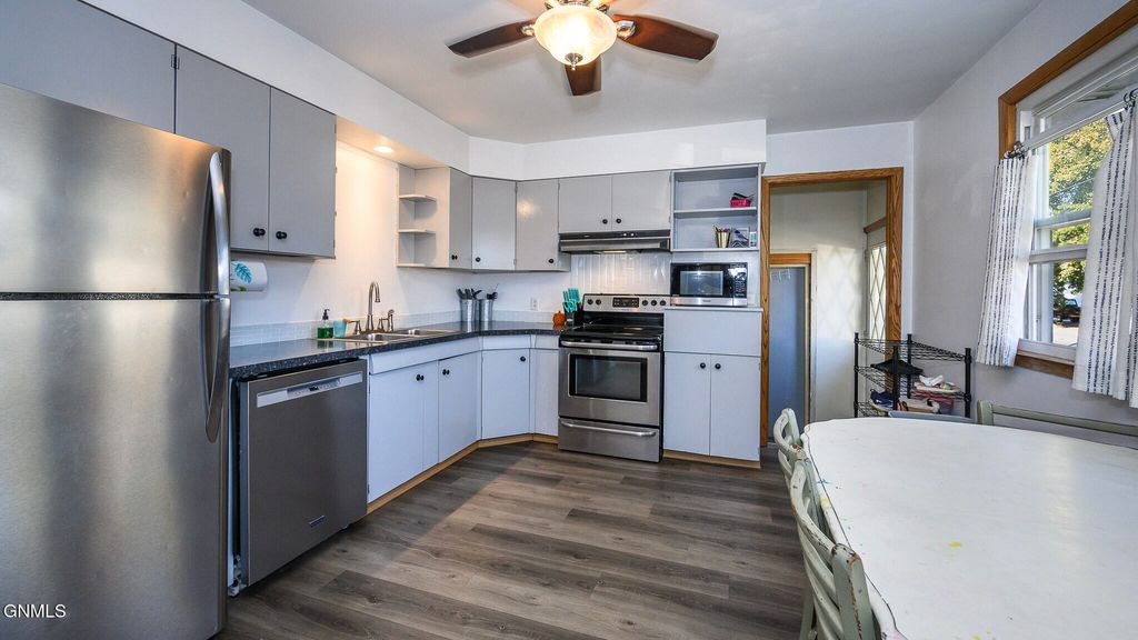 909 1st Street SE, Mandan, ND 58554 photo 5