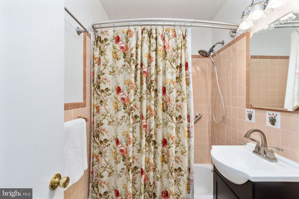 201 STONEWALL DR, Fredericksburg, VA 22401