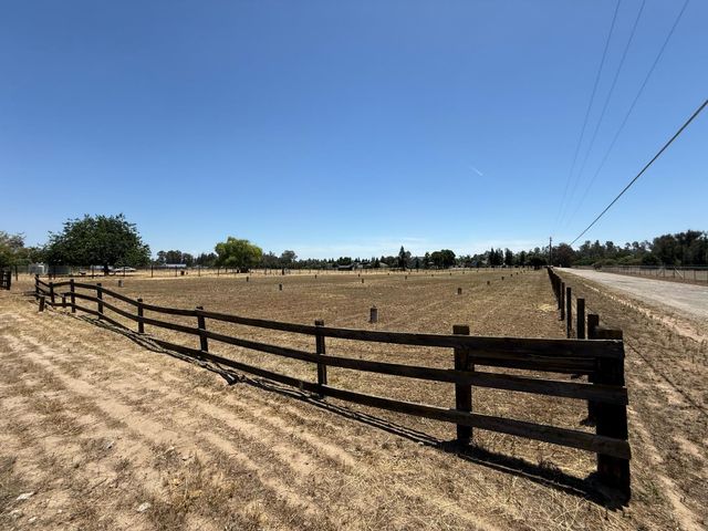 9375 E Bullard Avenue, Clovis, CA 93619