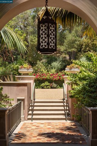 280 Indian Rd, Piedmont, CA 94610