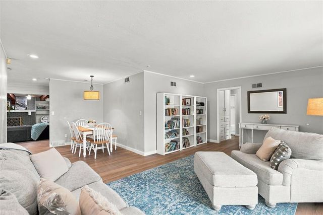 9900 Chesterton Place, The Village, OK 73120