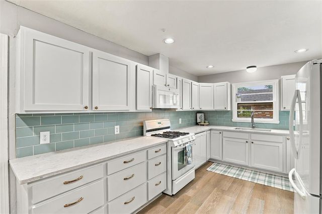 9900 Chesterton Place, The Village, OK 73120