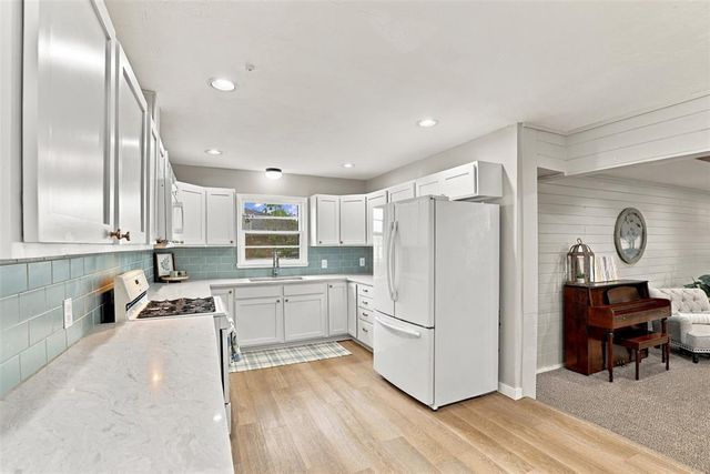 9900 Chesterton Place, The Village, OK 73120