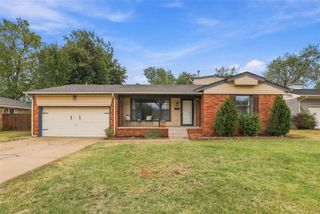 9900 Chesterton Place, The Village, OK 73120