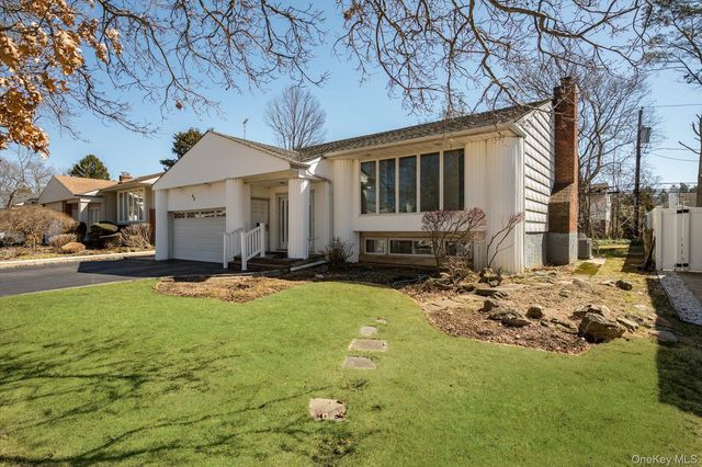 42 Netto Lane, Plainview, NY 11803