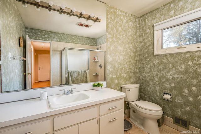 42 Netto Lane, Plainview, NY 11803