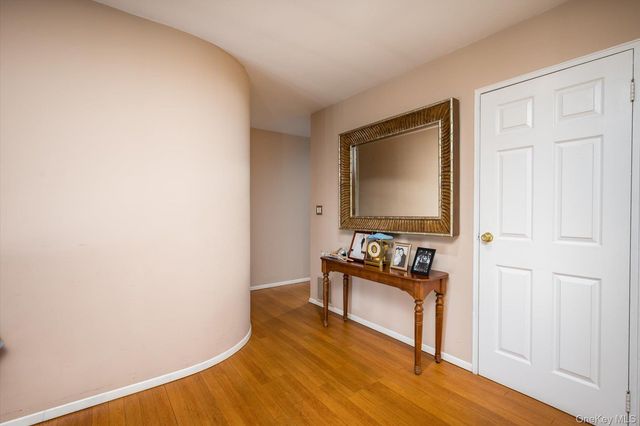 42 Netto Lane, Plainview, NY 11803