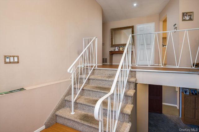 42 Netto Lane, Plainview, NY 11803