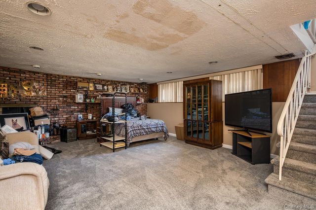 42 Netto Lane, Plainview, NY 11803