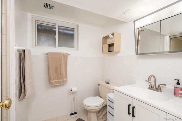 42 Netto Lane, Plainview, NY 11803