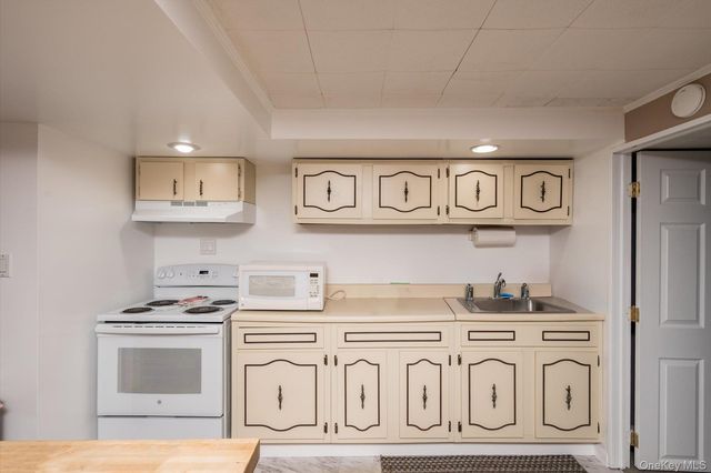 42 Netto Lane, Plainview, NY 11803