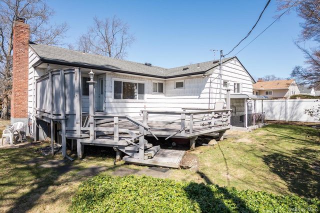 42 Netto Lane, Plainview, NY 11803