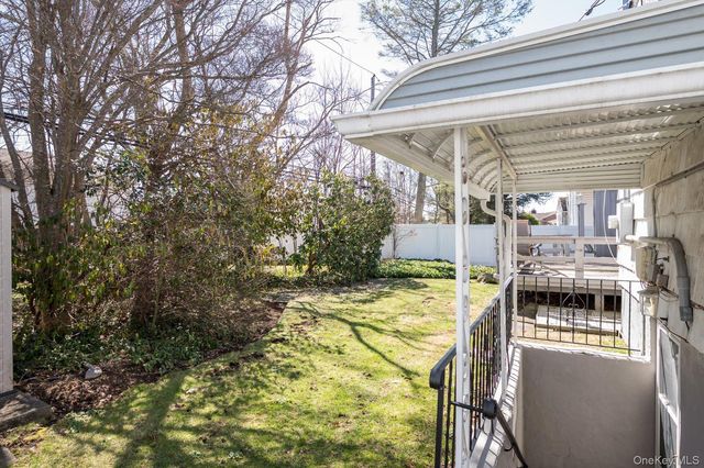 42 Netto Lane, Plainview, NY 11803