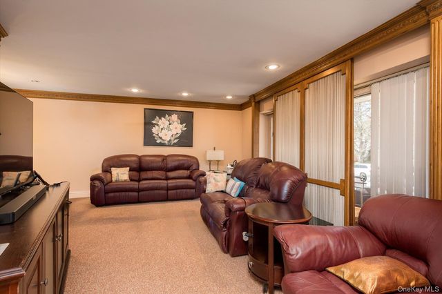 42 Netto Lane, Plainview, NY 11803