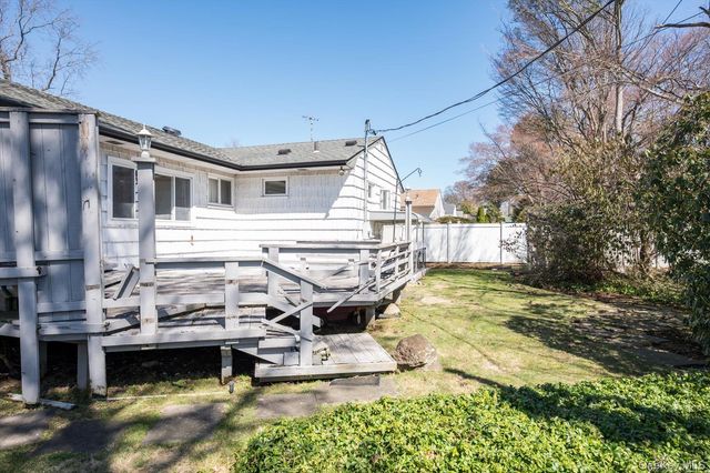 42 Netto Lane, Plainview, NY 11803