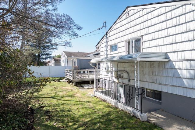 42 Netto Lane, Plainview, NY 11803